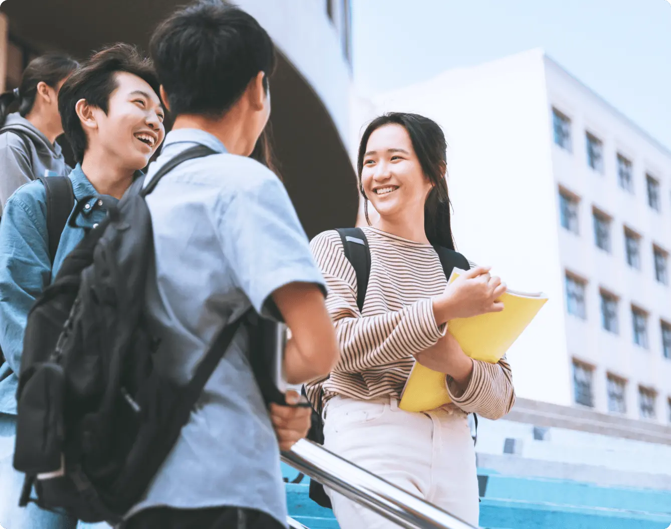 外国人留学生たちが談笑する様子